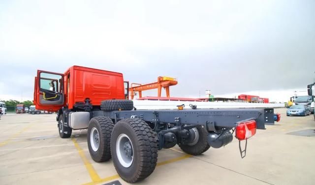  机场|500马力原厂双排 国内首辆斯堪尼亚P500 XT 6x6机场消防车底盘