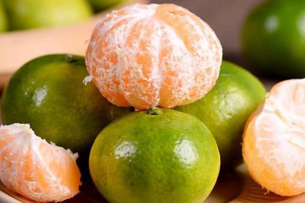 绿皮橘子|秋天到了,买橘子记得挑母的,大妈教我4招小技巧,一挑一个准