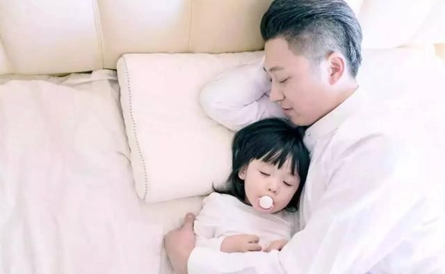 亲密|父女俩在火车上公然秀恩爱,亲密行为令众人反感:严重越界了