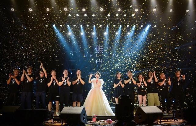  范丞丞|冯提莫不玩黑丝？也不玩长袜打起了这种衣服主意，粉丝：有品位