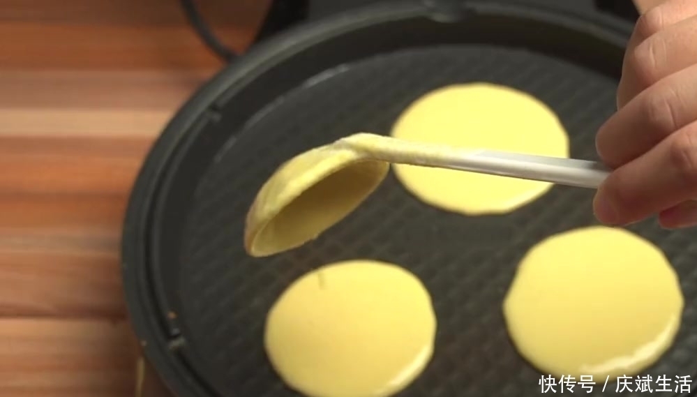  酸酸甜甜|玉米饼这样做，口感细腻，酸酸甜甜，牛奶和葡萄干的香味十足