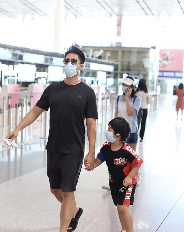  T恤|凌潇肃唐一菲带儿子走机场，凌听跟爸爸如饼印，唐一菲热裤秀长腿