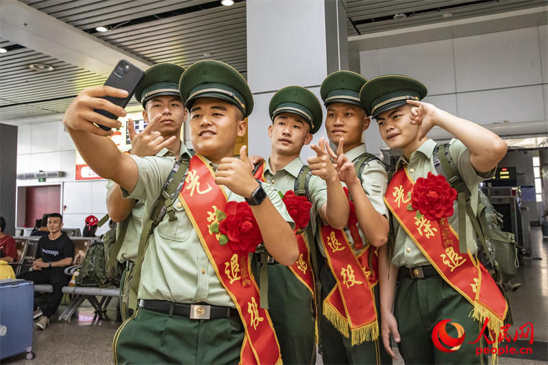 广西桂林：挥泪告别，再敬最后一个军礼！