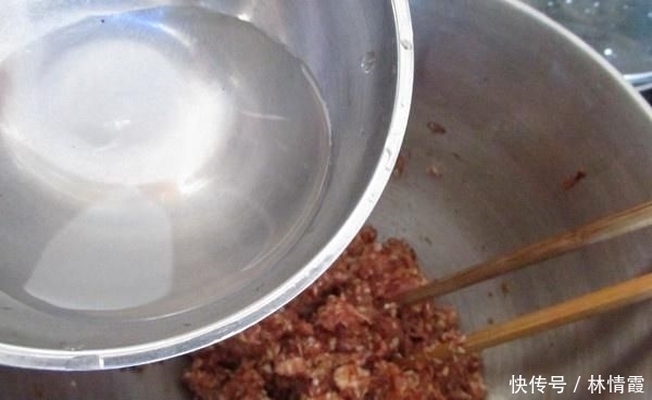 绞肉|翡翠羊肉烧麦，鲜肉汤，满嘴油香