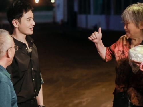  颜值|中餐厅迎来外国高颜值帅哥，李浩菲眼睛看直，赵丽颖害羞到不敢上前