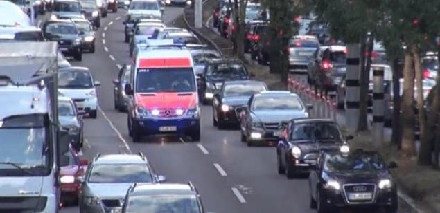 救护车|救护车被堵住,鸣笛一分多钟路虎一动不动,车主:是你你会让吗?