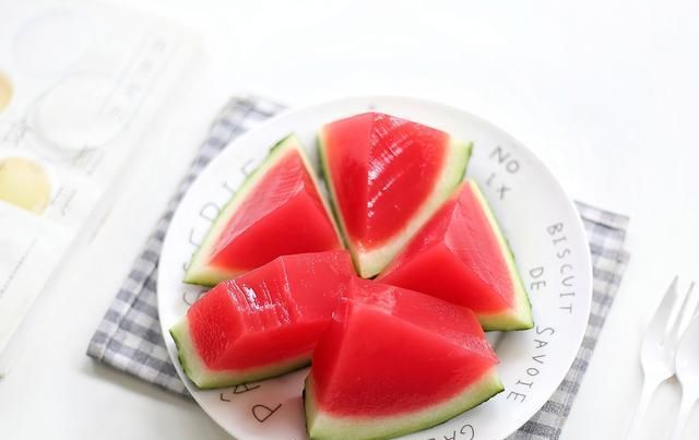  西瓜汁|西瓜买回来别直接吃，换个小花样，口味升级，清凉软嫩好消暑