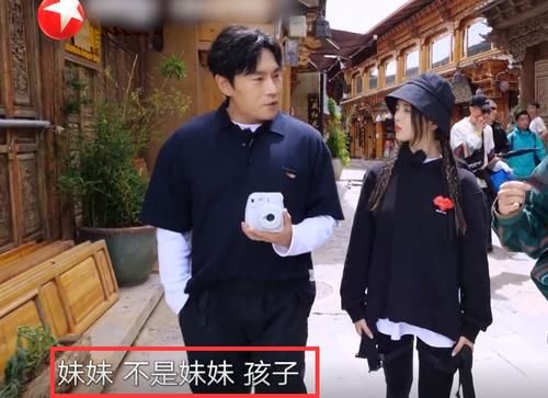  榴莲|杨超越向秦昊撒娇买烤榴莲，有谁注意她手放哪里？果然后谨慎