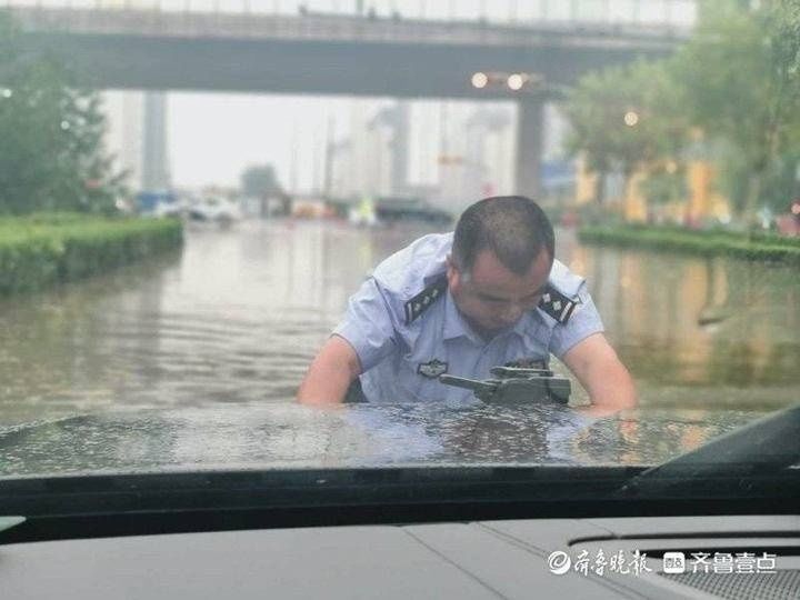 齐鲁壹点|你推车的身影真帅！一私家车雨中趴窝，济南交警涉水救援
