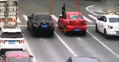  位女司机|女司机等红灯时扔下车就跑，调取监控，才知道她有多么机智！