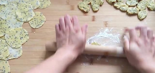  烤箱|不用烤箱不用油炸，轻松教你轻松酥脆芝麻饼干，孩子的最爱！