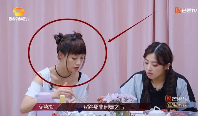  小龙虾|三个人一起吃小龙虾，谁注意蓝盈莹脚放哪了？素质是装不出来的