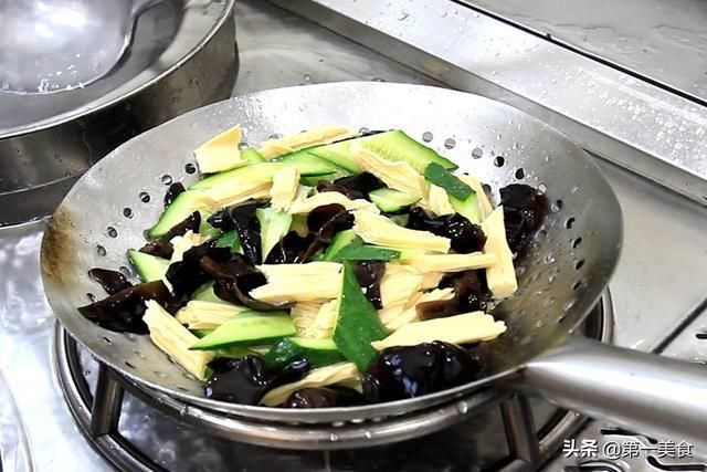  润燥|这3样素菜一起炒，夏天少不了！2块一大盘，清淡营养、消暑还润燥