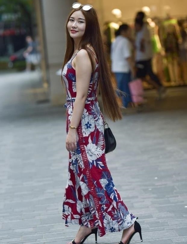  身材|美女街拍身材曼妙的小姐姐，紧身裙的穿搭，美得更青春