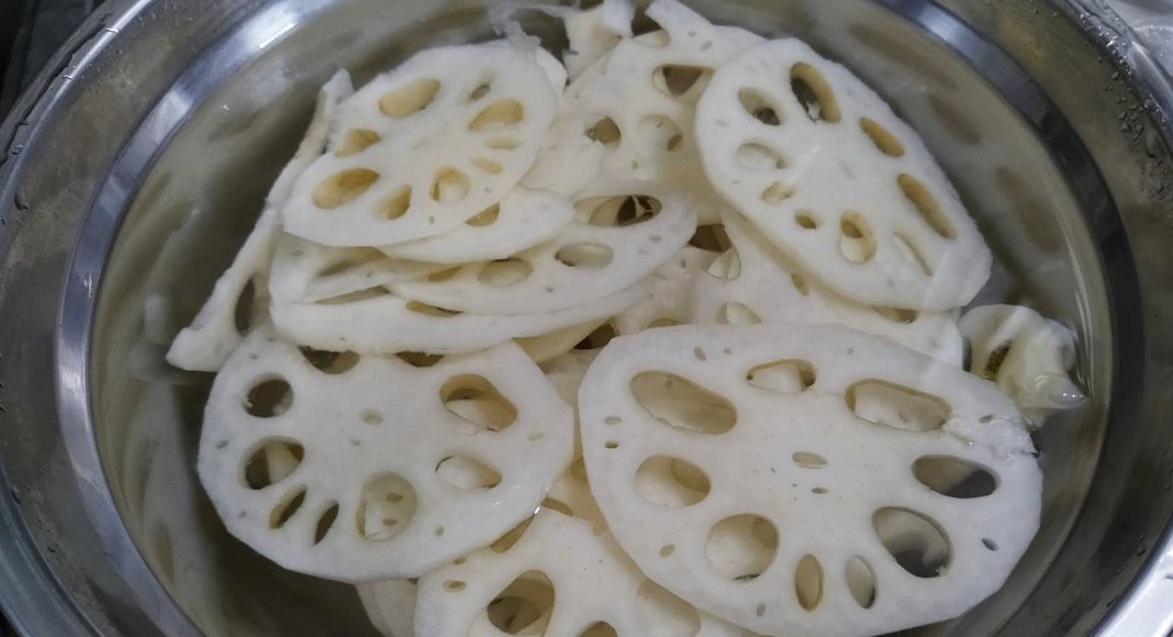  莲藕|藕片一焯水就变黑？快试试这么做，藕片白白净净，脆嫩好吃