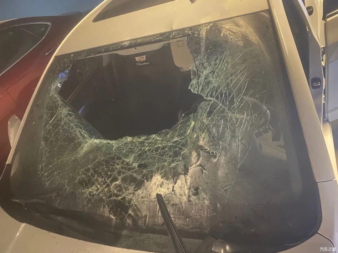  挡风玻璃|女子狂砸9辆汽车，并刻下“男友”姓名！原因竟是……