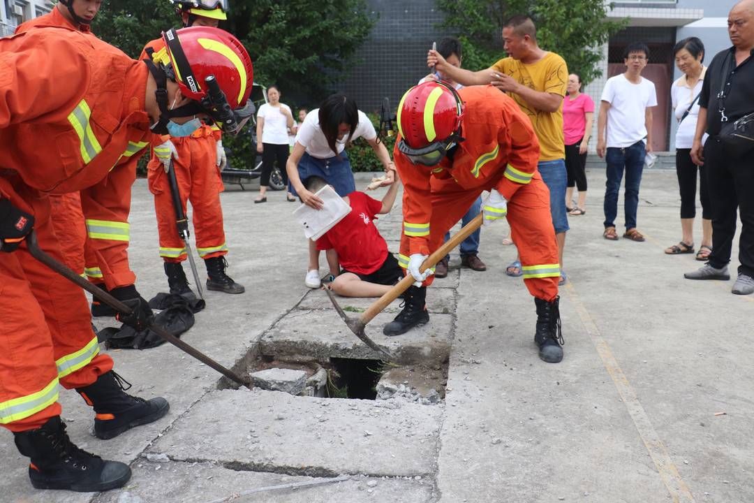  救人|7岁小孩左脚陷入下水道缝隙 四川盐亭消防破拆水泥盖板救人