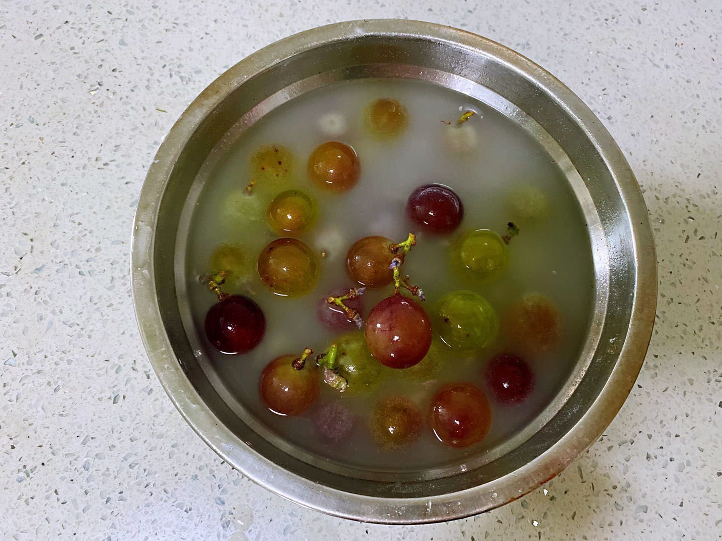 小妙|葡萄不要清水洗,灰尘虫卵洗不掉,教你一个小妙招,脏东西全跑光