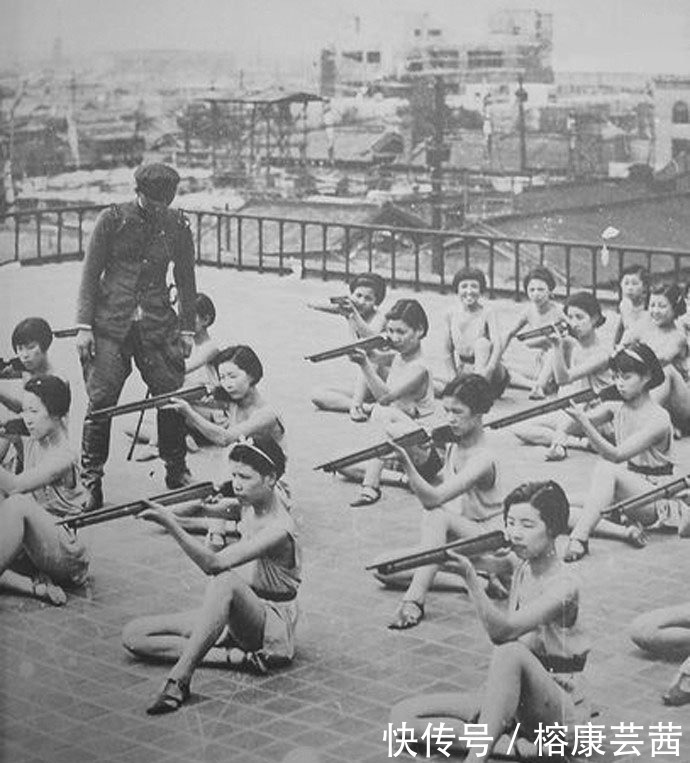 疯狂|二战老照片：战争时期日本女人比男人更疯狂，持枪上战场