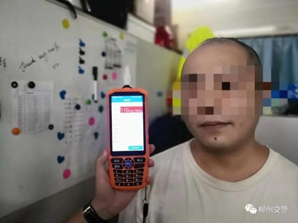  吴某|广西一男子爬上引擎盖大闹测酒现场 扬言律师来了才配合检查