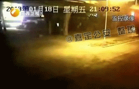  电动车|电动车一头撞上大货车！闯黄灯远比你想象中危险！| 一线微观