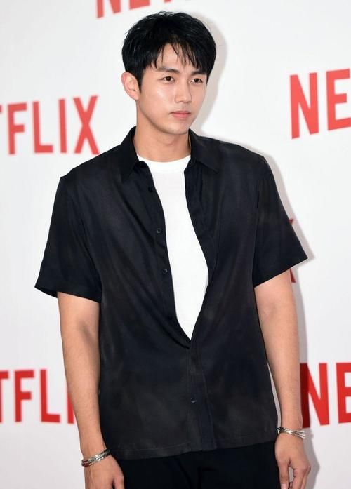  娱乐|天雨路滑？韩男团成员撞毙路人遭警方调查