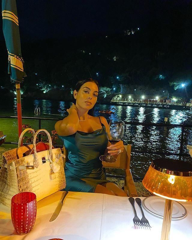  钻戒|C罗和女友豪华游艇赏雨景，乔治娜素颜清秀，再添新奢饰包和钻戒