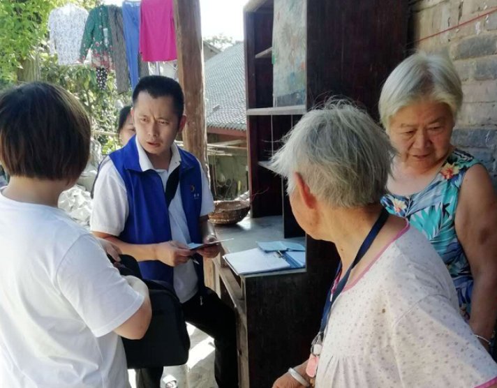 群众偷拍|睡在长椅上的社区副书记！