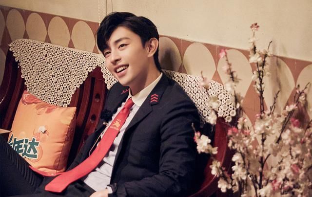  吃老本|同是《香蜜》捧出的，杨紫已成“收视保障”，邓伦却还想吃老本？