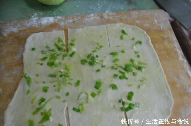 葱花|香菜葱花油饼这样做,色泽金黄香味十足,健康又好吃,一次吃不够