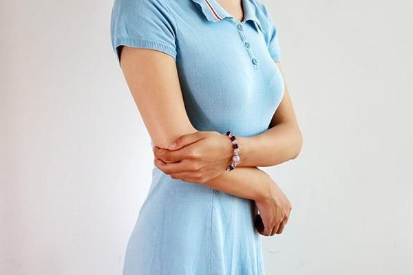  和皮肤|腋窝下长出来的小肉粒是什么？为什么会长出小肉粒，原因在哪里？