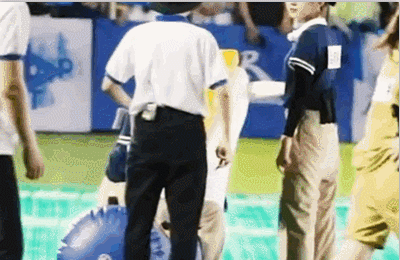 地上|奔跑吧路透:当孟美岐看到地上的小球之后,下意识反应很暖心