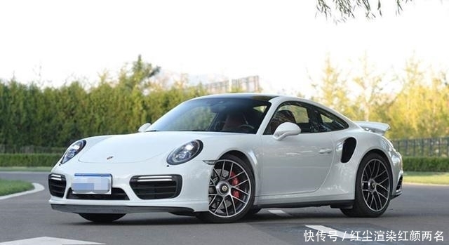 交警|保时捷车主用躺椅挡住车牌，交警指责，女子却说没文化怪我呀？