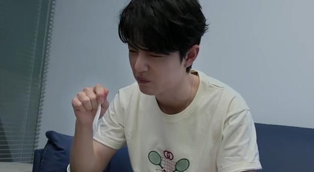 豌豆黄|肖战尝试北京小吃,被豌豆黄惊出表情包,求生欲强都吃光