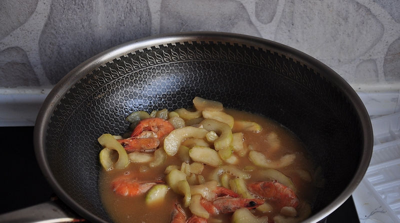  讨喜|最多十分钟上桌的讨喜菜，一种海鲜一种蔬菜同炖，吃一回想下回