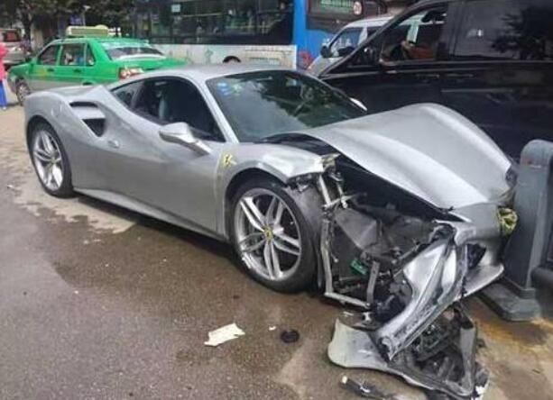 撞毁|女主播借朋友豪车,不小心出事故撞毁,直播时向粉丝要礼物修车