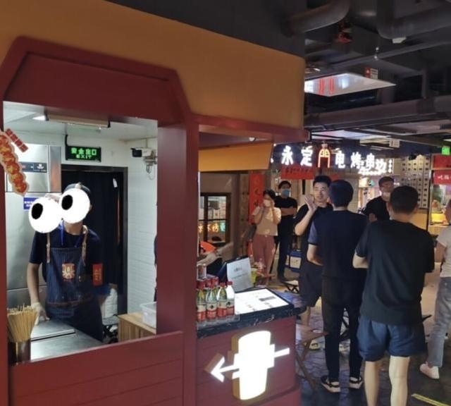 公孙策|淡出娱乐圈多年,网友街头偶遇任泉,短裤配拖鞋,47岁帅气逼人