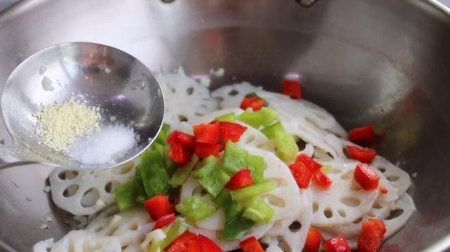  莲藕|炒莲藕，不能将莲藕直接下锅！多做一步，莲藕白嫩还不变色，好吃