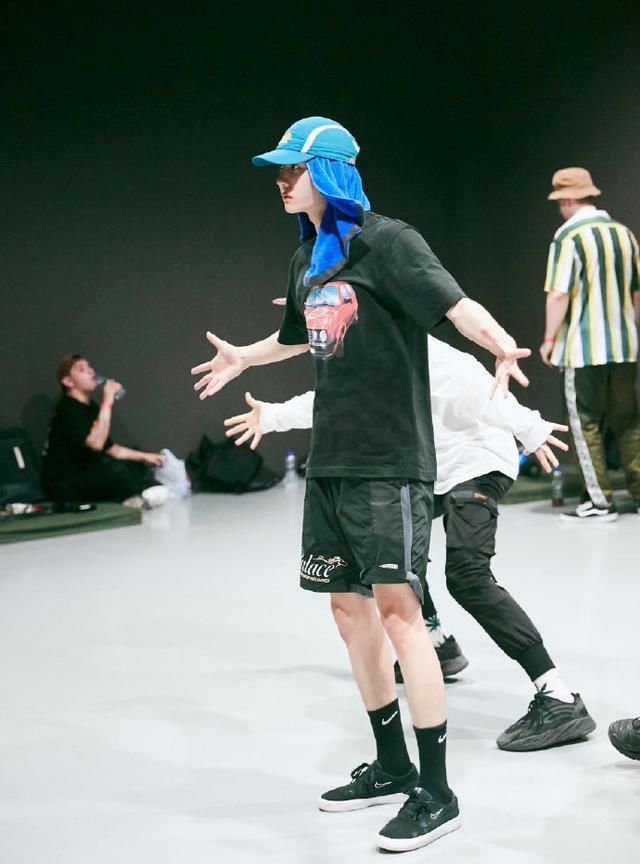  粉丝|布布看王一博队长大秀，全程专注看完还鼓掌，粉丝：舞到偶像面前