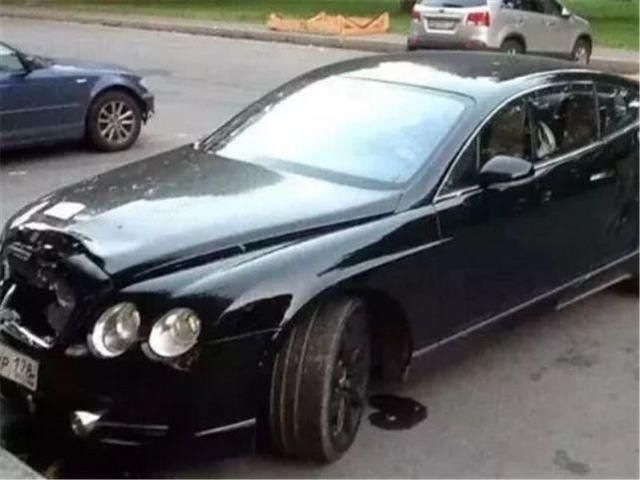  违停|300万宾利违停，路人砸车后扬长而去，车头留下纸条亮了