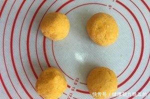 甜糯|快手简易南瓜饼,酥软甜糯,香味醇厚,分分钟搞定的一道早餐