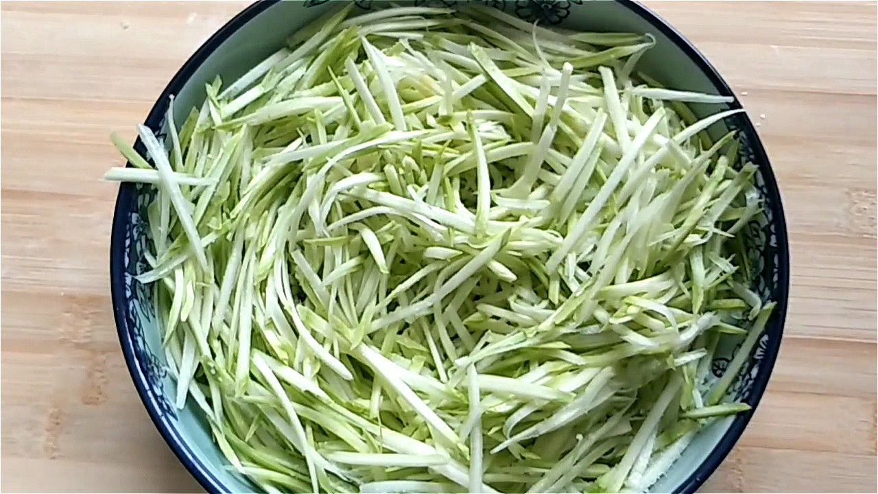 做成|入秋后,多吃点西葫芦,做成馅饼真香,做法简单,出锅皮软馅香