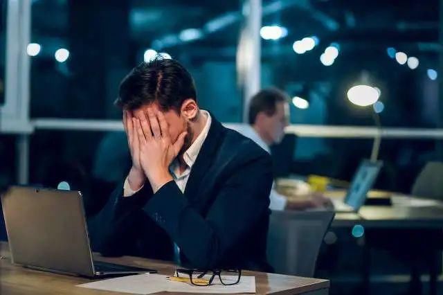  死亡|员工长期加班回家后猝死，保险公司拒赔！法院这样判