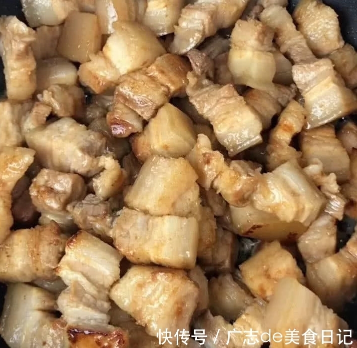  往锅中加入|祖传红烧肉做法，学会回家做，家里米饭都不够吃