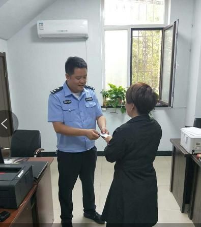 文具店店主|这是亲爹？指使6岁女儿偷手机