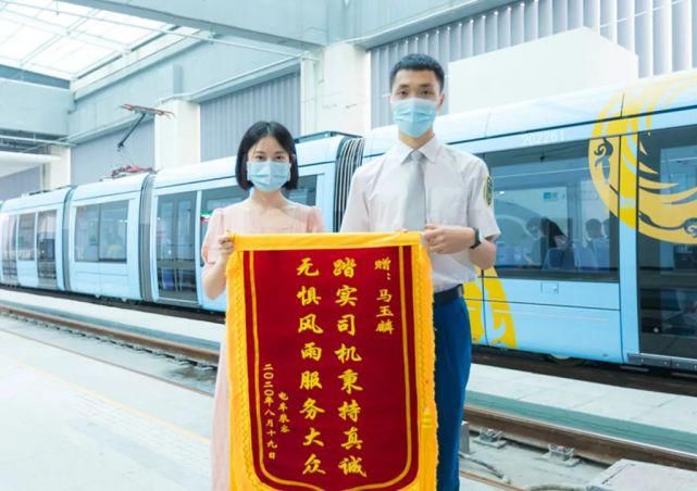 地铁君|你撑伞的样子，真帅！