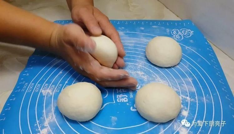  学会|烙饼这么做太香了，开水一烫，张张柔软又劲道，学会天天不起早