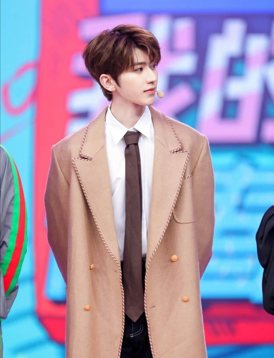 肖战|王一博过23岁生日,超话影响力破两亿,蔡徐坤肖战均破亿!