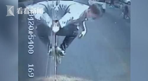公交司机王|男子公交车上偷钱跳窗逃跑,司机跳窗追赶将其制服