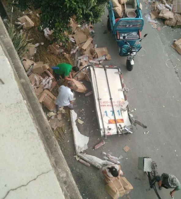  车祸|货车遭遇车祸，7吨猪肉被哄抢！连车门都被拉走了